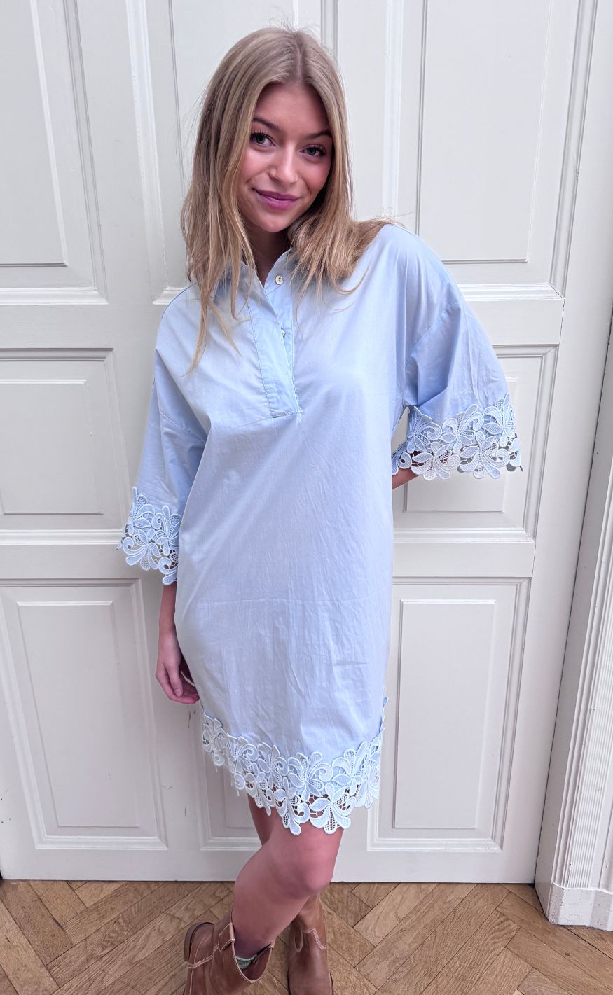 Continue Kjole - Klara Embrodery - Light Blue