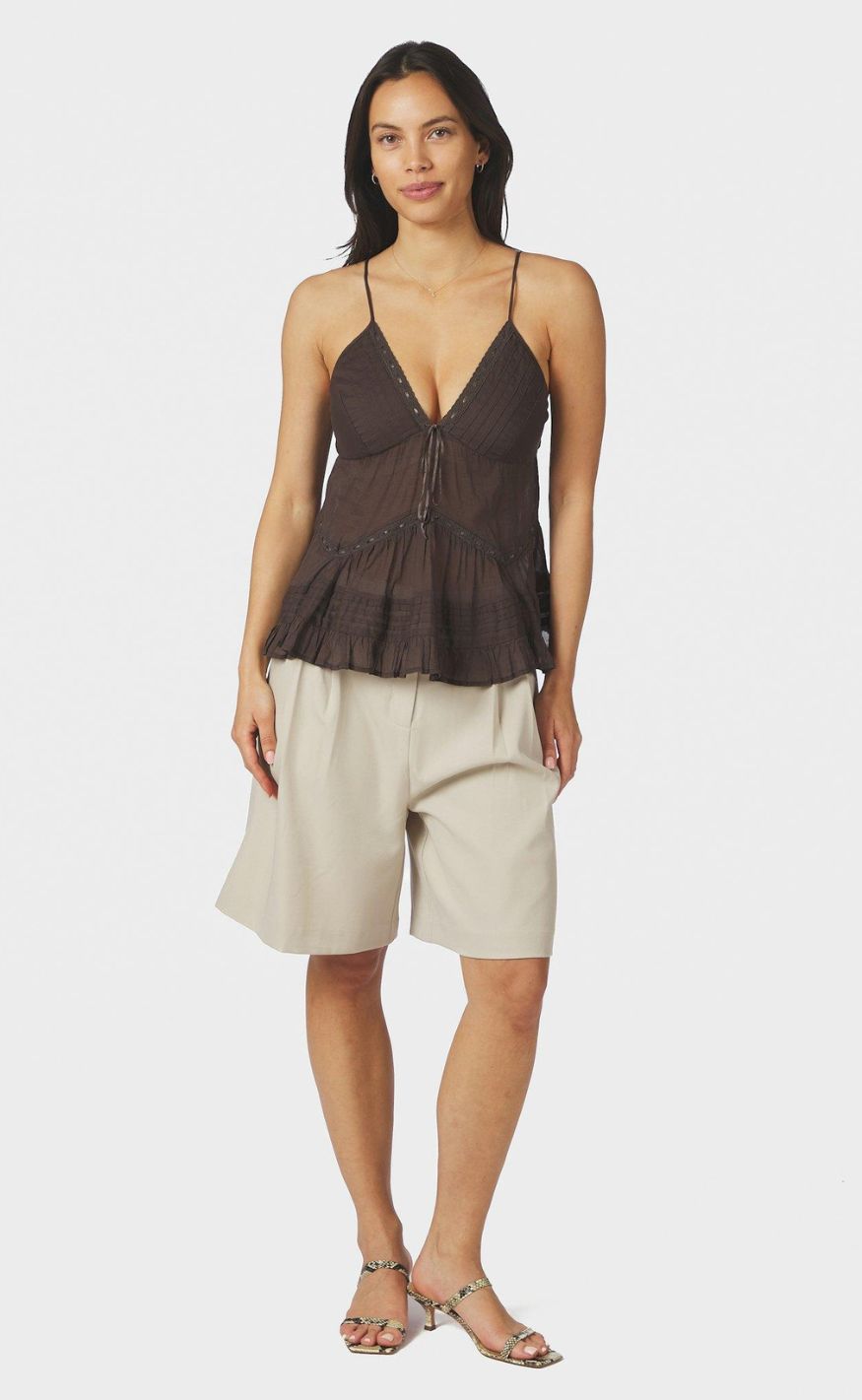Neo Noir Shorts - Nika Structure - Creme