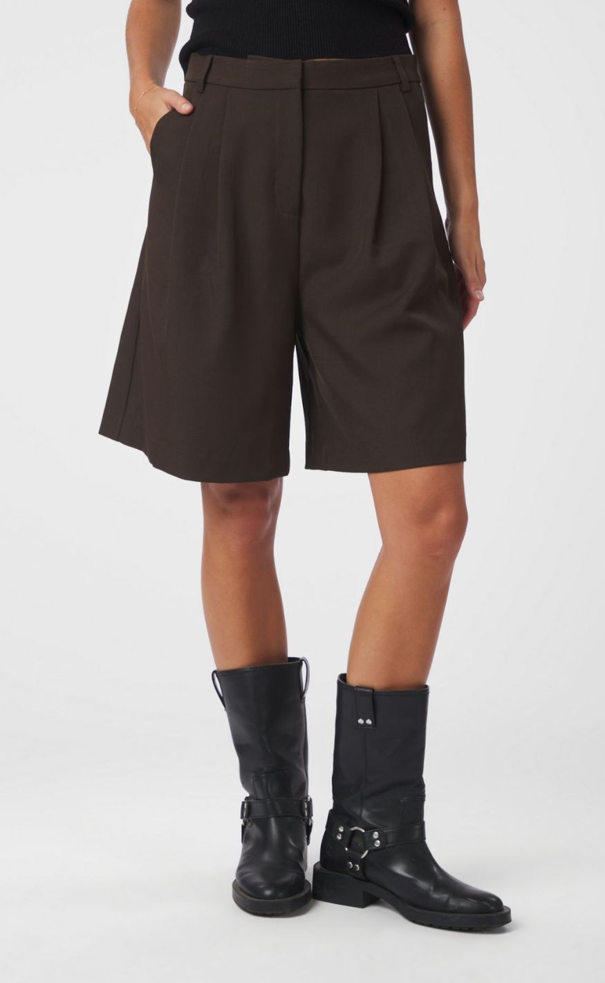 Neo Noir Shorts - Nika Structure - Dark Brown