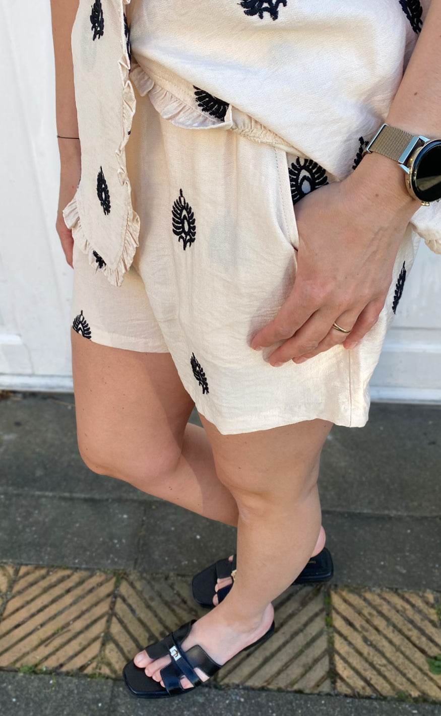 Say INA Copenhagen Shorts - Melania - Beige W. Black Embroidery